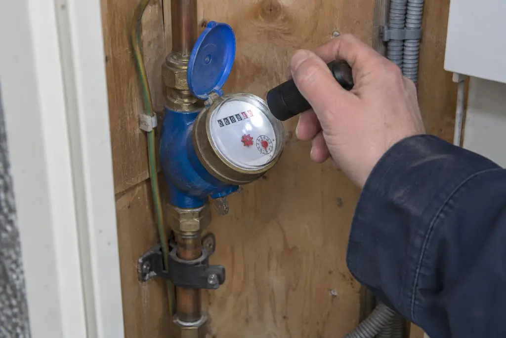 Lekdetectie Eemnes – watermeter in de meterkast controleren met een zaklamp